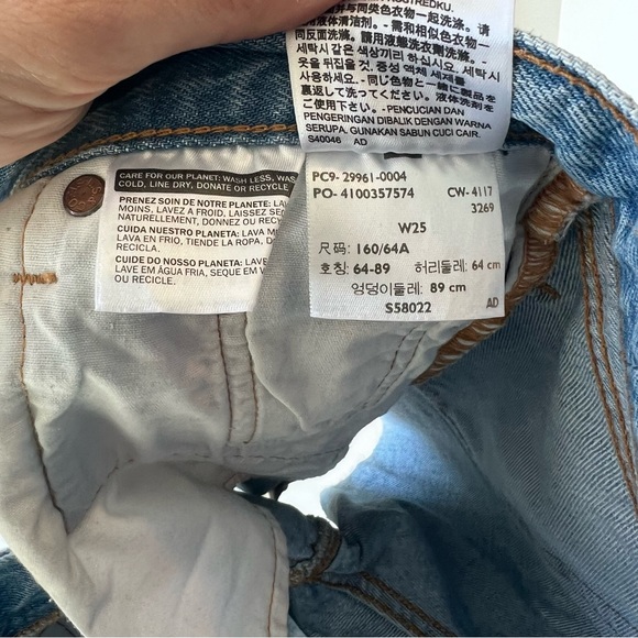 Levi light wash denim jean shorts - Picture 4 of 4